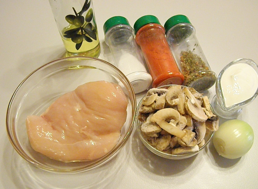 1. Этап. Куриное филе под грибным соусом: Подготовьте продукты. Куриное филе вымойте и обсушите бумажным полотенцем, чтобы лучше пристали специи. Очистите и нарежьте лук, грибы.