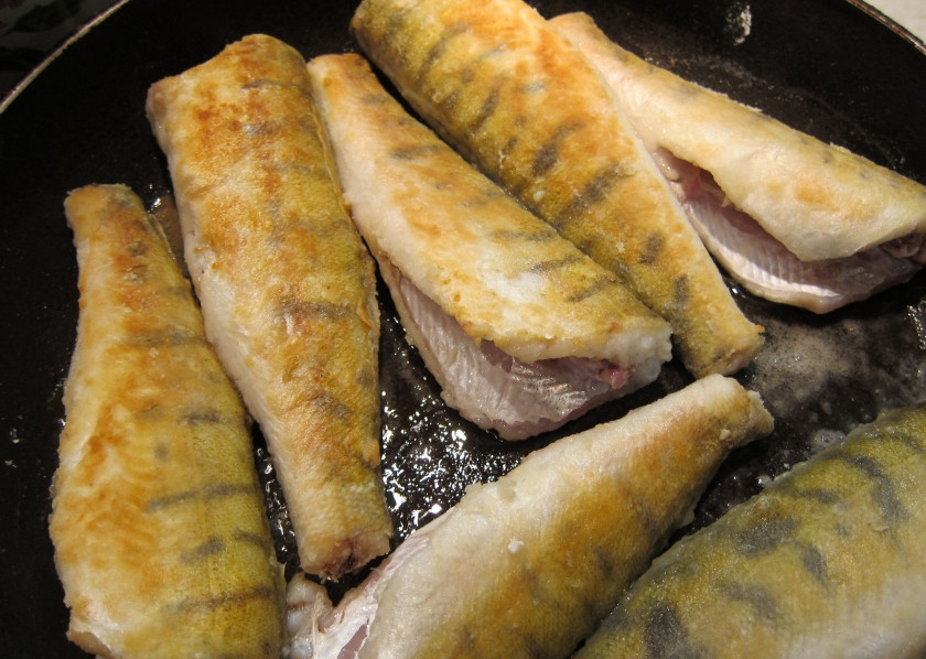 1. Этап. Судак в духовке под сметанным соусом: 5. Обжариваю судака с двух сторон до румяной корочки.