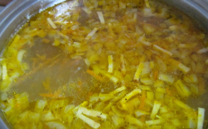 1. Этап. Овощной суп с фрикадельками: Добавляем в суп овощи и снова доводим до кипения.