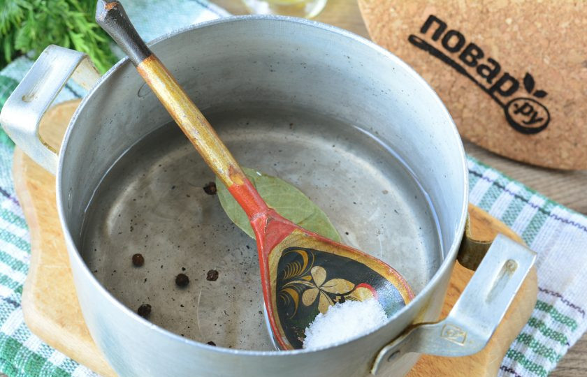 1. Этап. Баклажаны Ивасики телесики: Сварите маринад из воды, масла, соли, уксуса, сахара, лаврового листа и перца горошком.