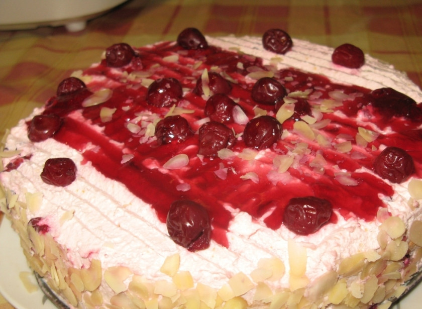 1. Этап. Вишневый крем для торта: Лучше всего крем становится после нескольких часов пропитки в холодильнике. Поэтому торт отправьте в холодильник на пару часиков. Затем уже можете приступить к украшению.