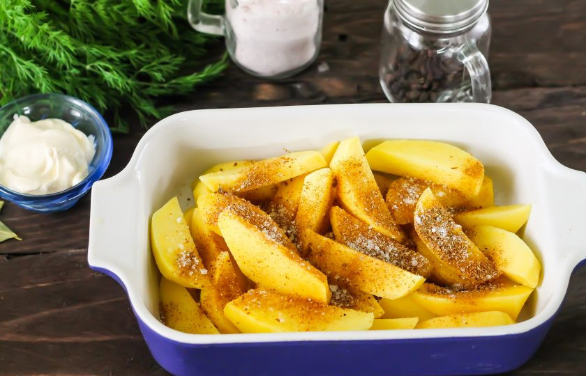 1. Этап. Маринованный картофель: Высыпьте нарезку в глубокую емкость и всыпьте приправу для картофеля, соль и молотый черный перец. Аккуратно все перемешайте.