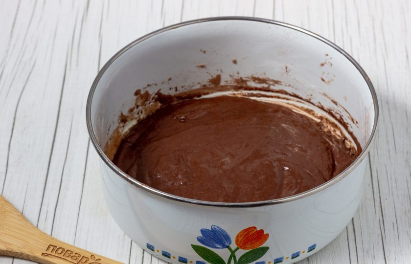 1. Этап. Шоколадный бисквитный рулет: Муку просейте с какао, разрыхлителем и солью. Соедините с желтками и взбейте.