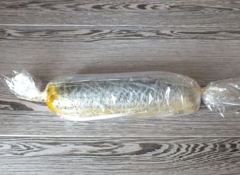 1. Этап. Скумбрия фаршированная с желатином и яйцом: Поднимите края пленки с двух сторон одновременно, как бы соединяя рыбу и закрутите в рулет. Сворачивается рыба без усилий, все что будет 