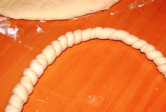 1. Этап. Корзинки на пасху: Кусок чистой и жесткой проволоки согните дугой и обмотайте жгутом из теста. Оставьте небольшие свободные концы. Смажьте ручку, испеките и прикрепите к корзинке. Блюдо готово, осталось его наполнить содержимым и поставить на стол.