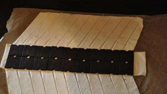 1. Этап. Косичка с шоколадом из слоеного теста: Не доходя до края шоколадки примерно 1 см, делаем косые разрезы на тесте.