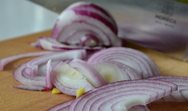 1. Этап. Салат из тунца в масле: Почистите и нарежьте лук полукольцами.
