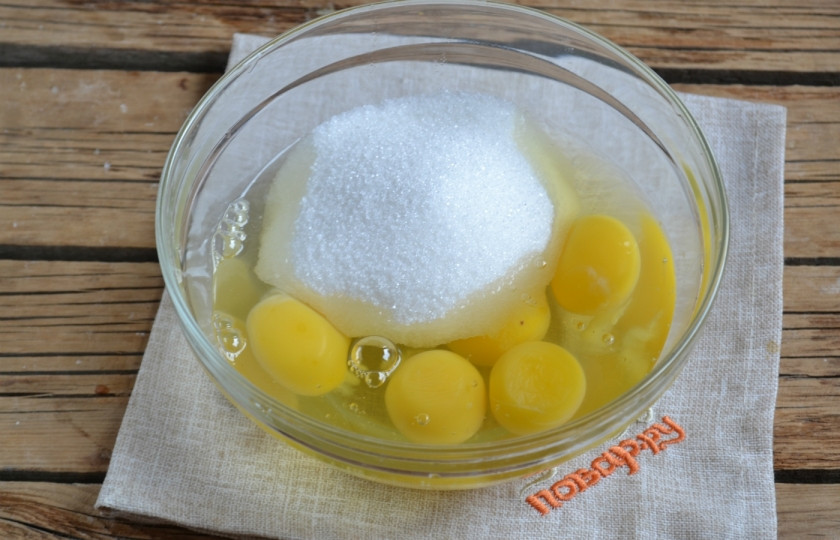1. Этап. Торт Панчо с вишней: Яйца смешайте с сахаром.