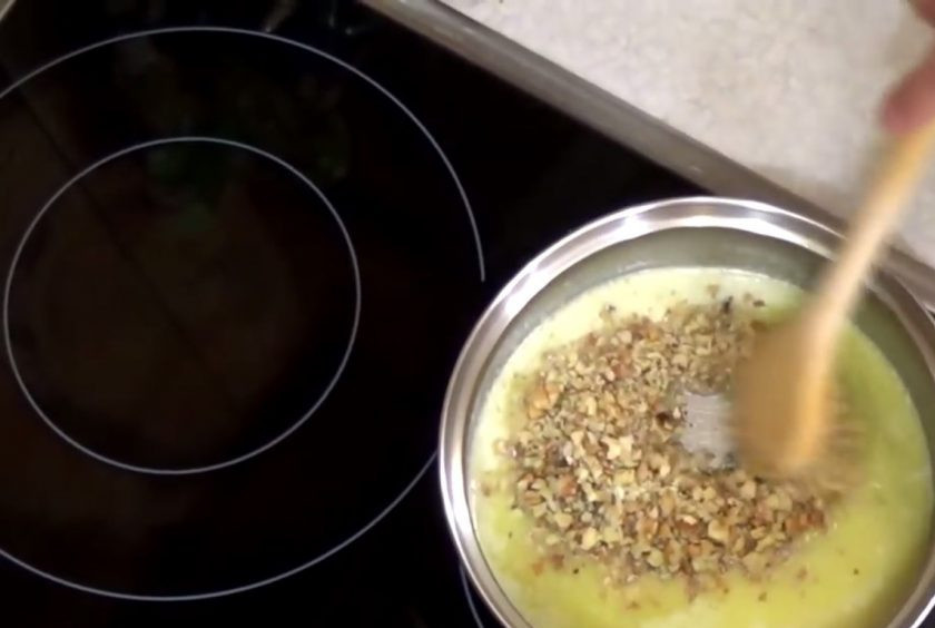 1. Этап. Яблочный пирог с сахарно-ореховой глазурью: 4. Сливочное масло растопите на небольшом огне, добавьте сахар и орехи, хорошо перемешайте. Горячий пирог покройте горячей глазурью и отправьте в еще горячую духовку (но выключите ее) на 30 минут.