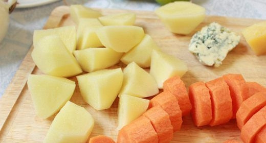 1. Этап. Cуп пюре с креветками: Картофель и морковь очистите. Вымойте, крупно нарежьте и выложите в кастрюлю. Залейте овощи водой, поставьте кастрюльку на плиту и варите овощи до готовности.