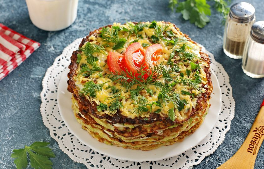 1. Этап. Торт из цукини: У меня для украшения тертый сыр и зелень.