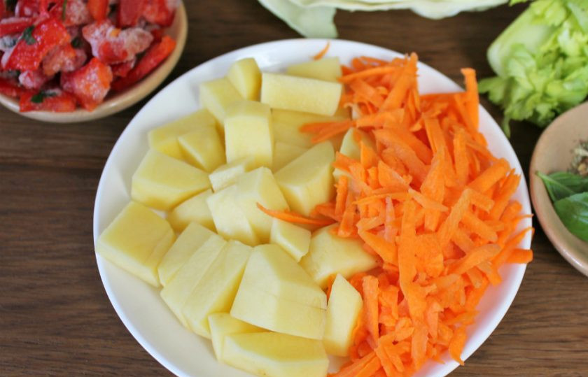 1. Этап. Овощной суп для диабетиков: Картофель режем небольшими кусочками, морковь трем на терке. Овощи отправляем в кастрюлю с кипящей водой.