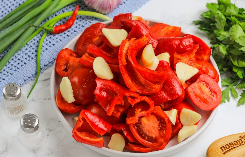 1. Этап. Бродячая аджика: Разрежьте болгарский перец на части. Желательно использовать перец сорта 