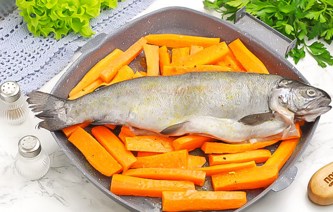 1. Этап. Форель с морковью: Форель натрите приправой внутри и снаружи, полейте растительным маслом и выложите сверху на морковь. Разогрейте духовку до 200 градусов.