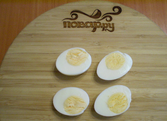 1. Этап. Кабачки жареные с яйцом: 8. Готовые яйца порежьте на половинки.