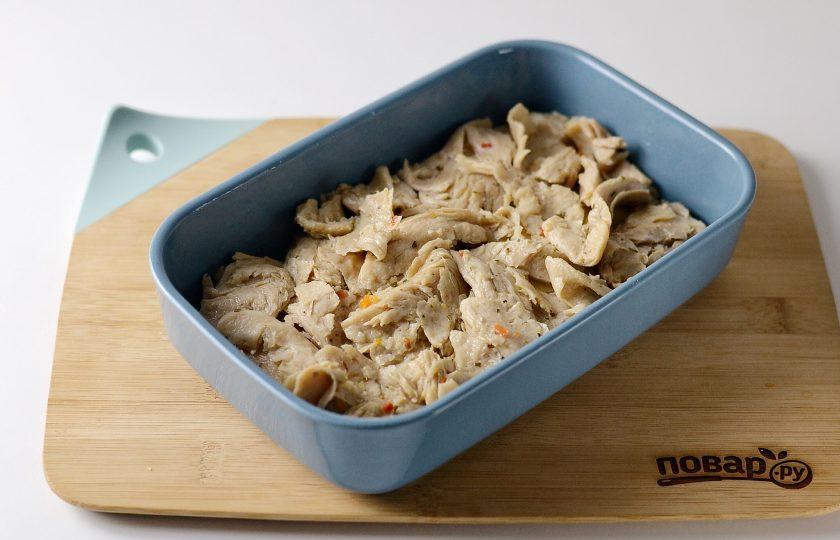 1. Этап. Cоевое мясо по-французски: Следующим слоем выложите соевые кусочки. Посолите и поперчите по вкусу.