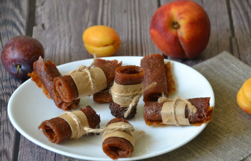 1. Этап. Фруктовый лаваш: Лаваш можно свернуть рулетиками, скрепить бечевкой или нитками. В таком виде его можно хранить в стеклянной банке. Но обычно, он не хранится, потому что съедается очень быстро. Это вкусное и полезное лакомство, рекомендую приготовить!