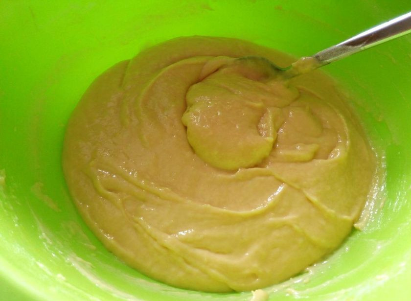 1. Этап. Пасхальная баба на сливках: Поместите миску с тестом (по густоте оно напоминает жирную сметану) в тёплое место для расстойки примерно на 45-50 минут.