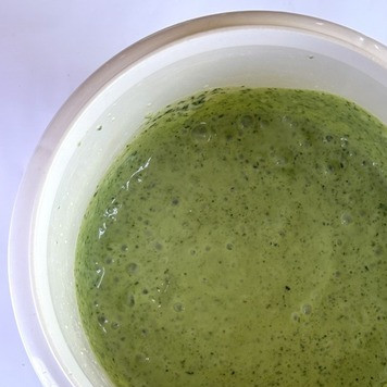 1. Этап. Десерт из йогурта с базиликом и клубникой: Смешать йогурт со сливками и сахарной пудрой, добавить листья базилика, пробить блендером до пышной массы.