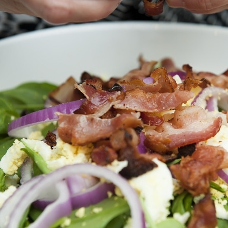 1. Этап. Салат со шпинатом и беконом: 8. В миску к салату добавьте яйцо и покрошите бекон.