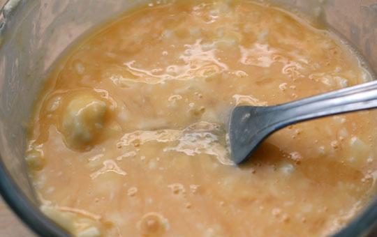 1. Этап. Миш-маш болгарский: Измельченную брынзу смешиваем с яйцами. Хорошенько размешиваем.