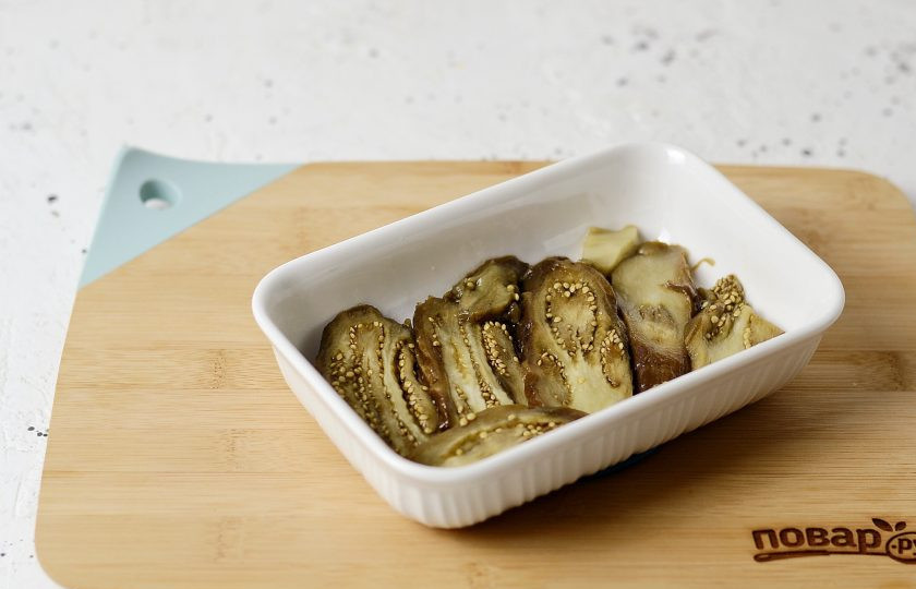 1. Этап. Овощной тьян из баклажанов и болгарского перца: На дно керамической формы выложите слой баклажанов.