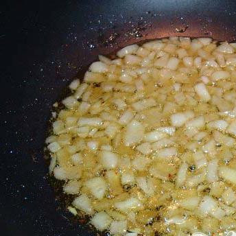 1. Этап. Кантонское Ризотто: Нарезать луковицу. Нагреть оливковое масло в средней сковороде. Обжаривать лучок до мягкости.