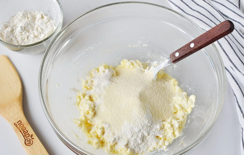 1. Этап. Ленивые вареники из рикотты: Добавьте сахар, манку, муку. Если у вас нет весов, то 60 грамм муки — это половина стакана объемом 250 мл.