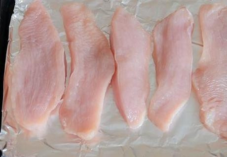 1. Этап. Индейка с вешенками: Филе индейки нарезаем поперек волокон тонкими кусками. Застилаем противень фольгой или бумагой для выпечки, смазываем растительным маслом и выкладываем куски филе.