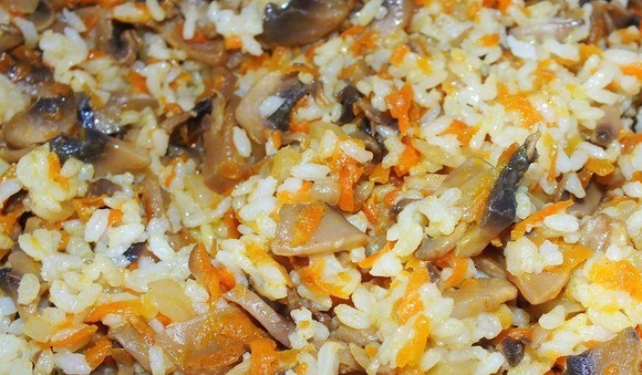 Кабачки, фаршированные грибами и рисом 1. Этап. Кабачки, фаршированные грибами и рисом: Смешать отваренный рис с обжаренными грибами, луком и морковкой.