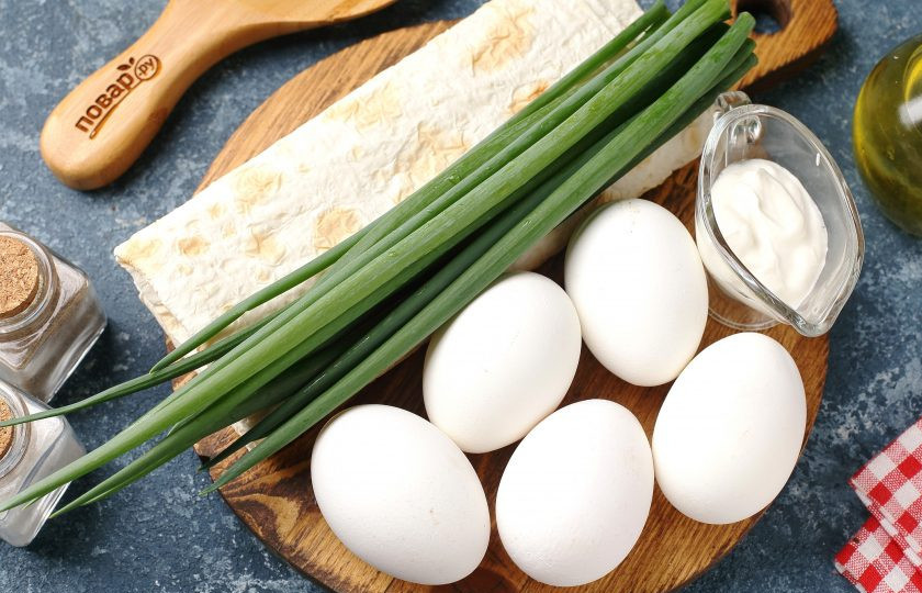 1. Этап. Конвертики из лаваша с варёными яйцами и сметаной: Подготовьте все ингредиенты. Яйца для начинки предварительно отварите и дайте остыть.