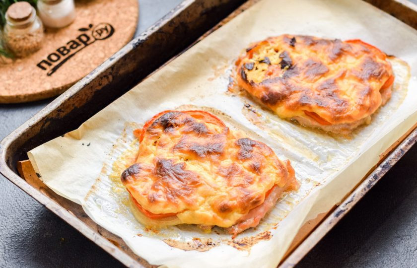 1. Этап. Мясо по-французски с горчичным соусом: Запекайте отбивные в духовке 35-40 минут при температуре 180 градусов.