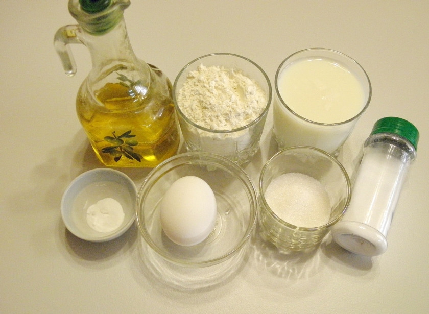 1. Этап. Панкейки на кислом молоке: Подготовьте продукты для панкейков. Молоко должно быть хорошо скисшим, иначе нужно добавить немного уксуса.