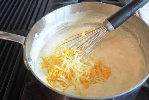 1. Этап. Соус Чили кон кесо: 5. Максимально уменьшите огонь. Добавьте 