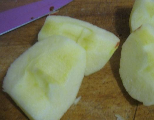 1. Этап. Форшмак: 5. Изюминкой форшмака является яблоко. Для этой закуски нужно взять зеленое яблоко, очистить его от кожуры и нарезать на части.