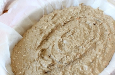 1. Этап. Печеночный пирог из куриной печени: Выбираем форму для запекания подходящего размера, застилаем ее бумагой для выпечки. Выкладываем в форму печеночную массу, разравниваем.