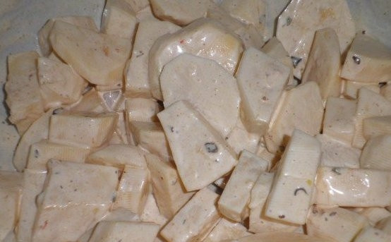 1. Этап. Карась в духовке с картошкой: Вторую половину добавляем в нарезанный кубиками картофель и хорошо перемешиваем.