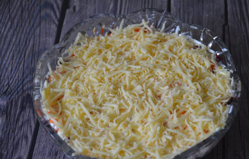 1. Этап. Салат Манон: Последний слой из тертого сыра.