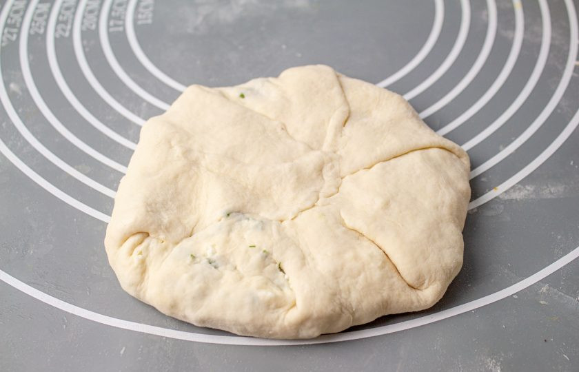 1. Этап. Молдавские плацинды: Края теста сложите в квадратный конверт, швы хорошо защипните. Прижмите лепешку руками, чтобы края получше соединились и начинка хорошо разошлась внутри пирога.