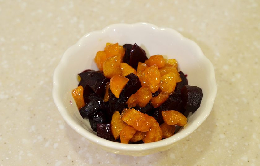 1. Этап. Салат из свеклы с курагой: Смешайте курагу и свеклу.