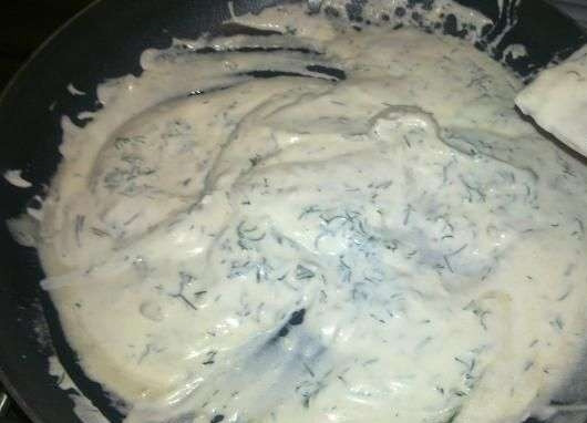 1. Этап. Жульен в горшочках с картошкой: Добавьте в сковороду сметану. Укроп вымойте, обсушите, отделите стебли и нарежьте зелень очень мелко. Добавьте укроп в сковородку. Тушите соус минуту и снимите его с огня.