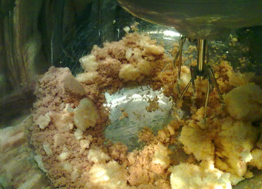 1. Этап. Имбирное печенье на Рождество: В другой посуде миксером взбейте сахар с мягким маслом до воздушного состояния.