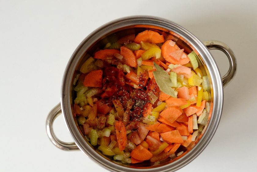 1. Этап. Карибский суп: Следом добавьте чеснок, помидор, сельдерей, морковь и болгарский перец. Приправьте их лавровым листом, тимьяном, паприкой и готовьте 5 минут.