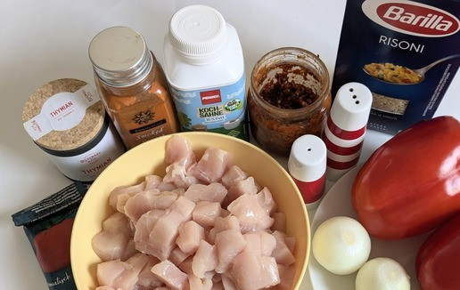 1. Этап. Куриная грудка с пастой орзо: Приготовить ингредиенты, лук и чеснок почистить, болгарский перец помыть, куриную грудку нарезать мелкими кубиками.