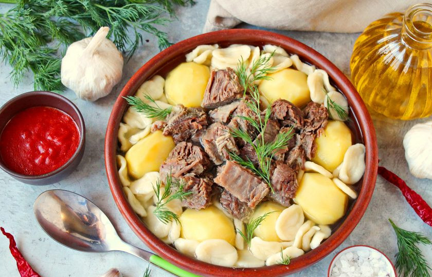 1. Этап. Лакский хинкал: В порционные тарелки выложите отварной картофель, вареную баранину и влейте бульон с лакским хинкалом. Все посыпьте зеленью и сразу подавайте к столу. Приятного аппетита!