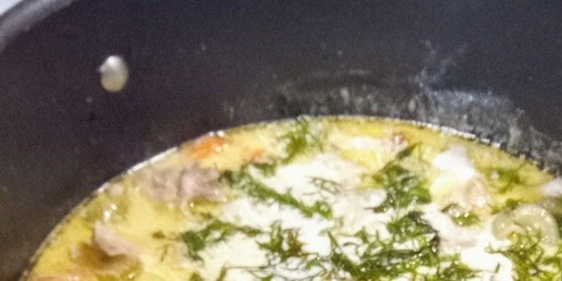 1. Этап. Куриный суп с пармезаном от Оттоленгги: Увеличить огонь. В суп добавить пасту и куриные бедра. Довести его до кипения, затем слегка уменьшить огонь и варить 15 минут. Под конец влить пробитую блендером, отложенную смесь. Кожуру пармезана удалить. Она отдала супу все и больше не нужна. Посыпать укропом. Всем приятного аппетита!.