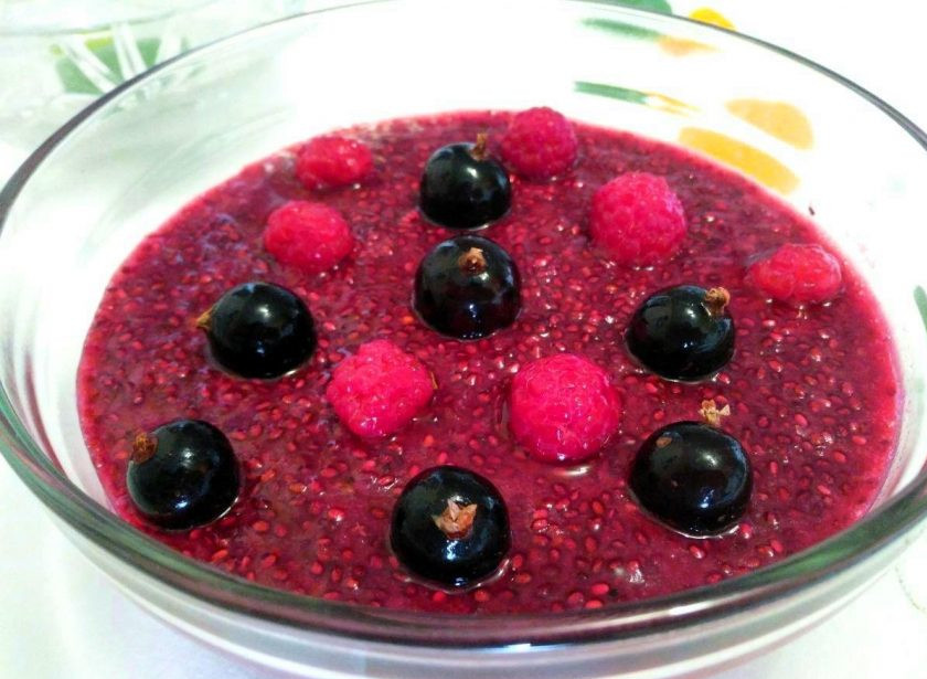 1. Этап. Ягодный пудинг с семенами чиа: Подавайте ягодный пудинг с семенами чиа, украсив его ягодами или кусочками фруктов.