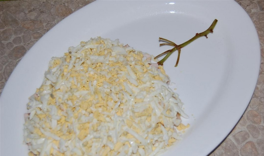 1. Этап. Салат Тиффани с копченой курицей: Сверху трем яйца на крупной терке.