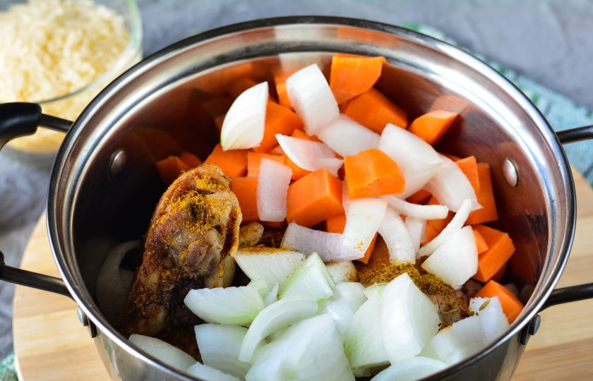 1. Этап. Плов с томатной пастой: Всыпьте к мясу специи к плову и добавьте овощи. Жарьте все вместе пару минут, постоянно помешивая.