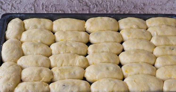 1. Этап. Булочки с джемом: Выкладываем свернутые булочки на смазанный маслом противень. Каждую булочку немножко смазать сырым яйцом. Ставим противень в разогретую до 180 градусов духовку и выпекаем 25-30 минут до образования золотистой корочки.